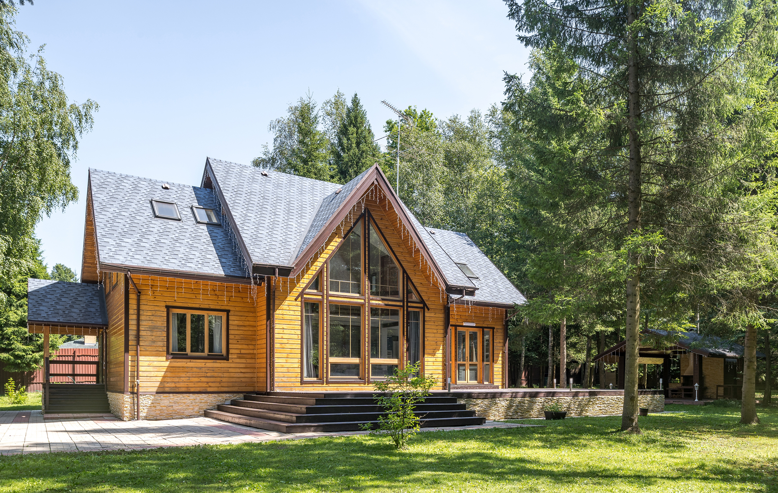 Horizontal,Photo,Of,Wooden,House,In,Green,Forest,In,Sunny